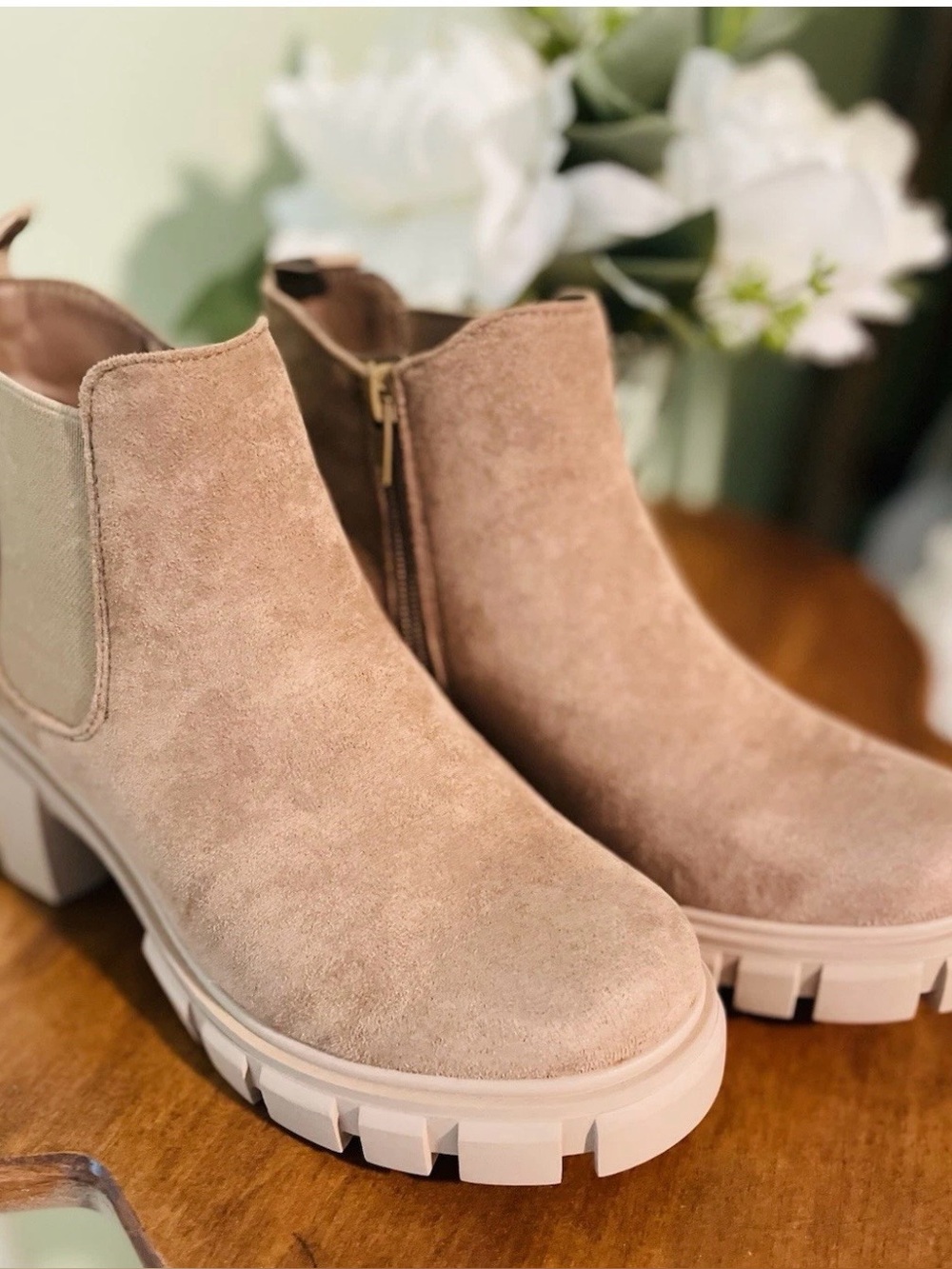 Women’s Chunky Ankle Boots in beige Suede by Pierre Dumas. Sz 6 no box